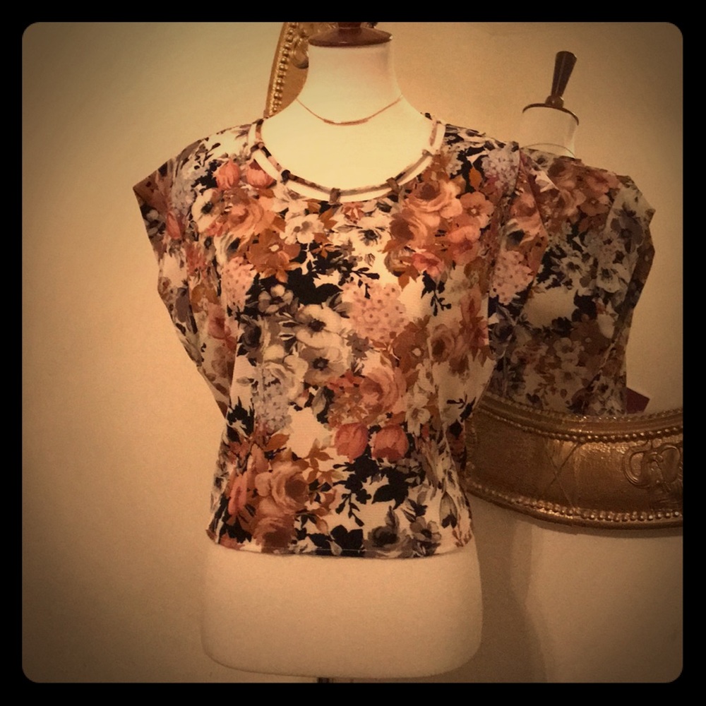 Neutral Floral Top!